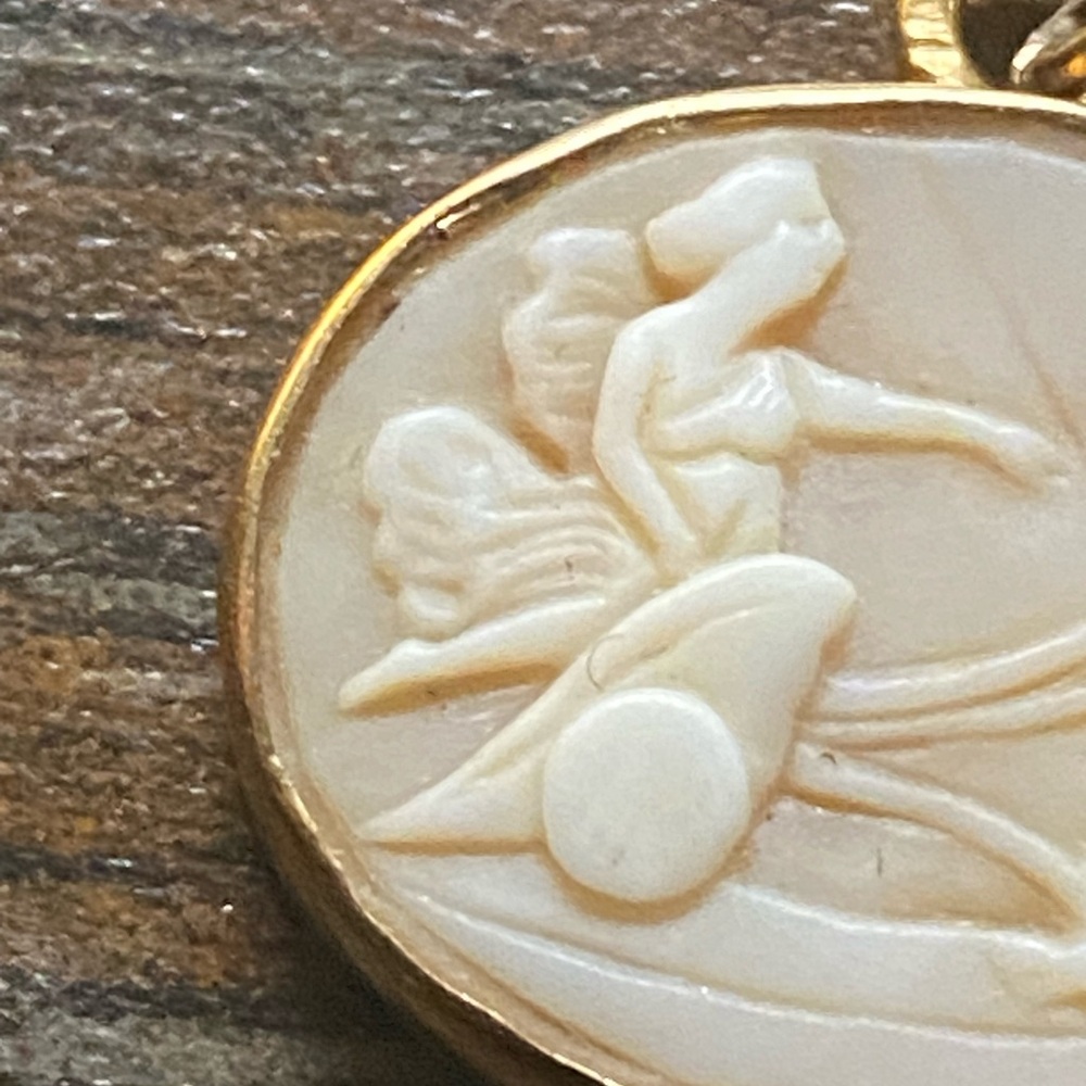 14k yellow gold cameo Venus Pendant - Picture 3 of 12